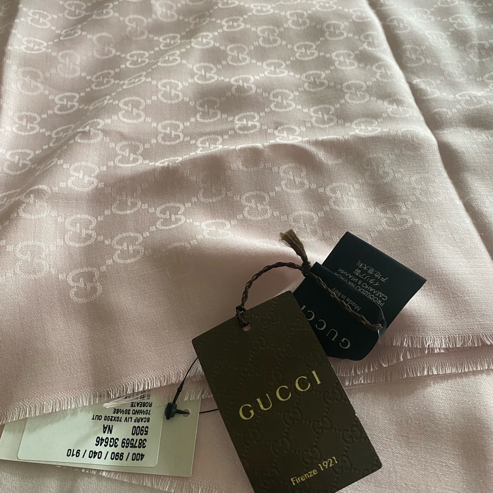 Gucci Wool/Silk monogram Roseate fringe scarf. New with tags.